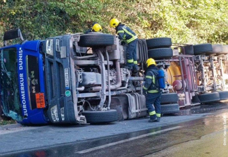 Prevrnula se cisterna kod Novog Sada