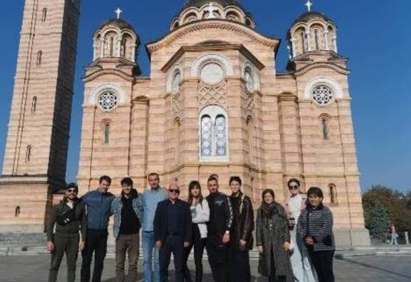 Arlov sa glumcima Narodnog pozorišta Priština