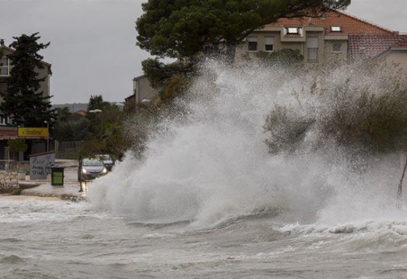 Usljed olujnog nevrijemena jedan muškarac poginuo, više osoba nestalo