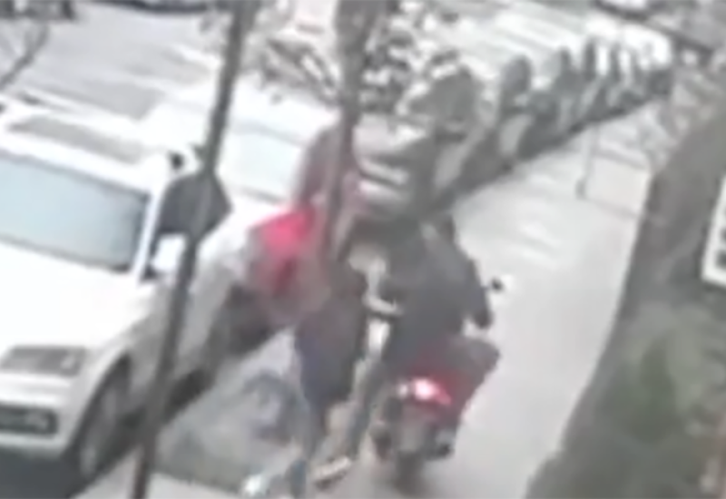 Lopovi na mopedu napali dvanaestogodišnju djevojčicu, vukli je po trotoaru