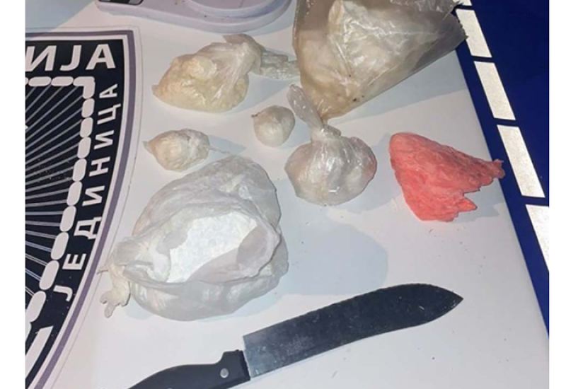 Starica dilala drogu, kod sebe imala i veliki nož