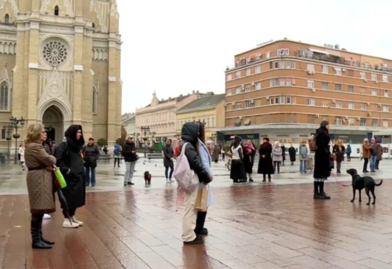 Sve stalo na 14 minuta: Opozicija i građani pozvali na odgovornost za nesreću u Novom Sadu