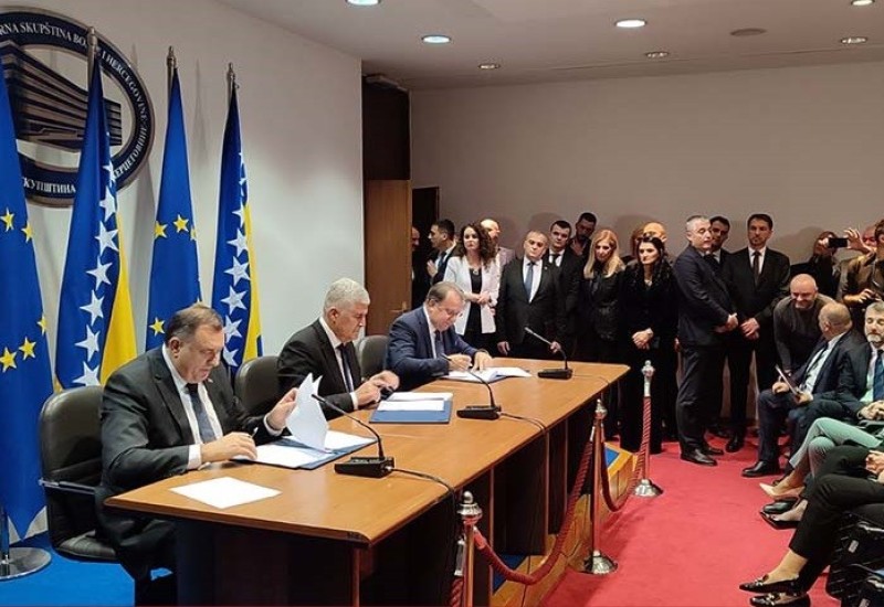 Koalicija SNSD-a, HDZ-a BiH i "Osmorke" ovjerena potpisima