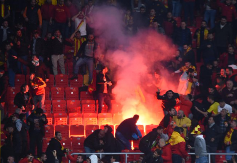 Navijač napao golmana korner zastavicom, sukobi na tribinama (VIDEO)