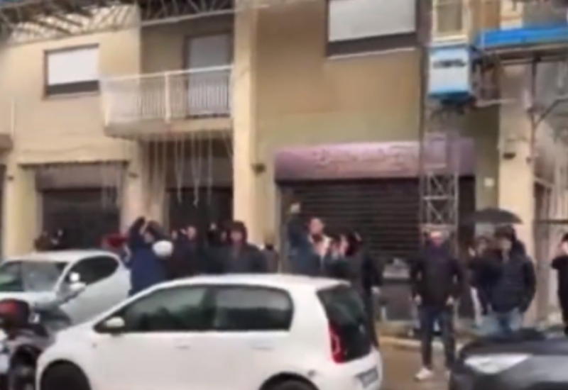Ljudi na ulicama aplaudirali policiji nakon hapšenja mafijaškog šefa (VIDEO)