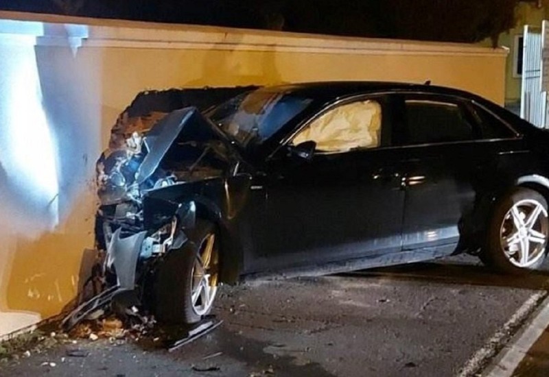 Pijan audijem udario u zid (FOTO)