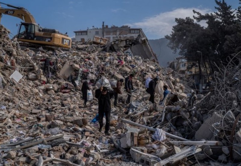 Nevjerovatan snimak iz Turske: Mačka odvela spasioce do ruševina gdje su zarobljeni majka i djeca (VIDEO)