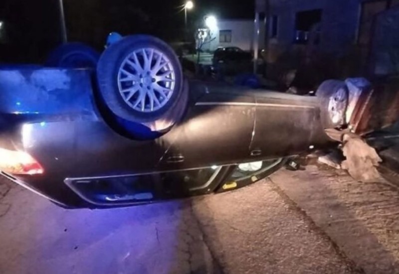 Teška nesreća kod Prijedora, vozilo zavšilo na krovu