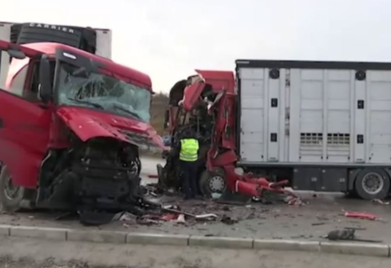 Težak sudar kamiona “alarmirao” nadležne službe: Vatrogasci sjekli kabine da izvuku povrijeđene