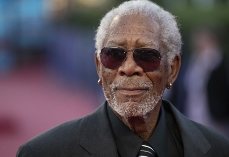 Zašto Morgan Friman nosi dvije zlatne minđuše?