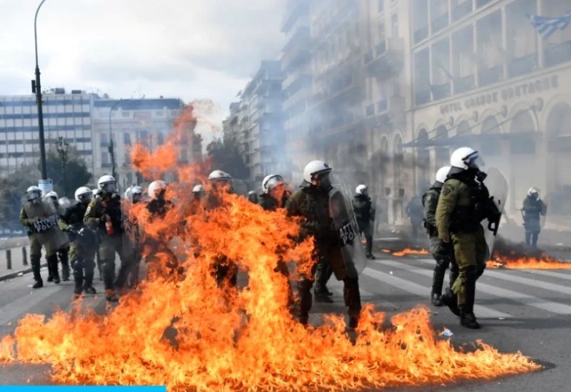 Protesti u Grčkoj: Molotovljevim koktelima na policiju!