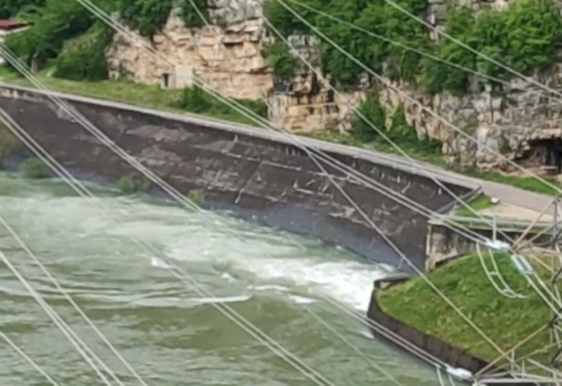 Od ponoći zbog visoke akumulacije HE Bočac kontrolisano ispušta vodu