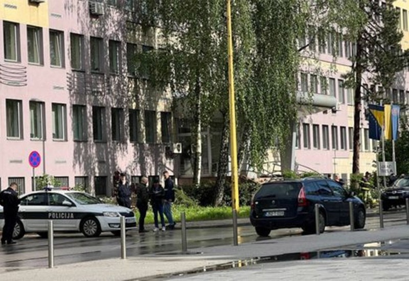 Palo drvo na ženu, prevezena u bolnicu