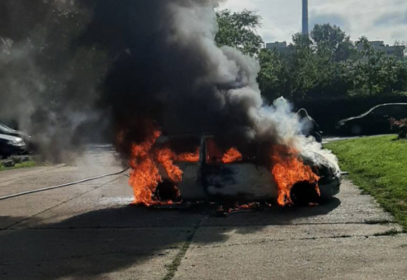 Požar u Banjaluci: Izgorio automobil u kampusu (FOTO)