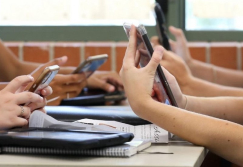 Direktor banjalučke škole predložio: Apsolutna zabrana korištenja mobilnih telefona u školi