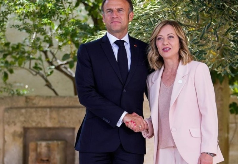 Makron poljubio ruku Melonijeve, njena reakcija postala hit VIDEO