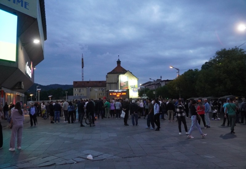 Slab odziv građana na performans opozicije: Poruke o zaduženju ostale u sjeni praznog Trga Krajine