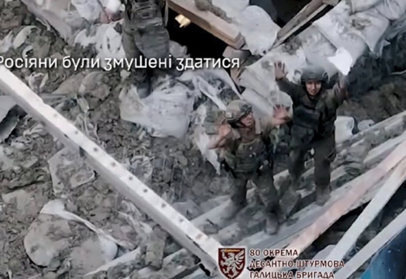 Ukrajinska vojska objavila snimke predaje ruskih vojnika: "Podigli su bijelu zastavu" (VIDEO)