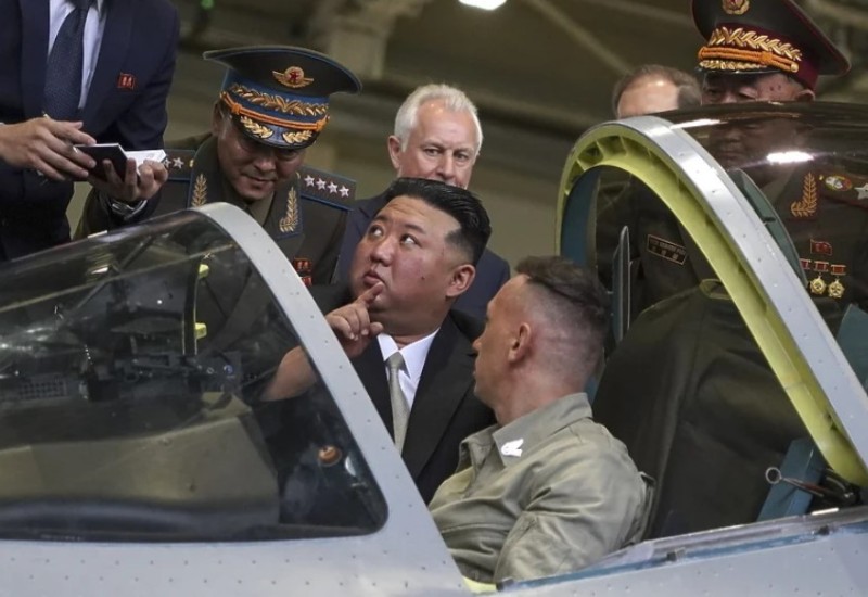 Rusija dozvolila Kim Jong-unu da iznutra vidi najnovije ruske ratne avione