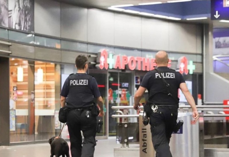 Djevojka iz BiH uhvaćena tokom neprikladnog čina na javnom mjestu