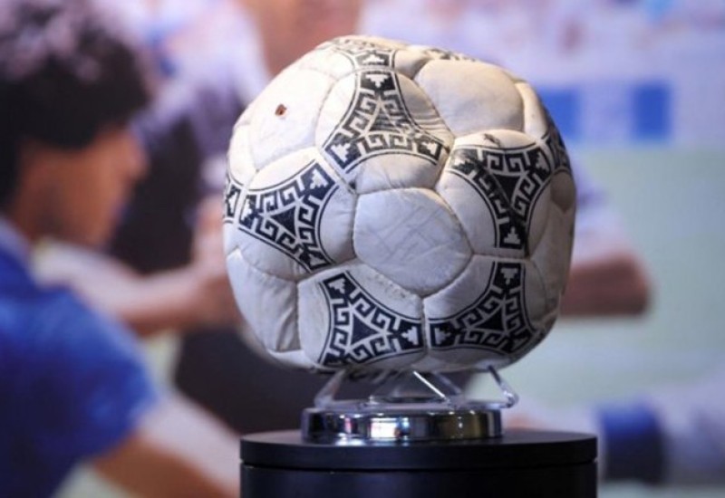 Lopta iz Maradoninog gola “božijom rukom” prodata za dva miliona funti