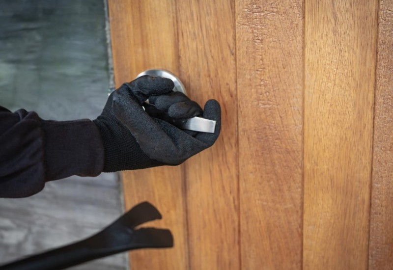 Ukrao flaše alkohola, ali i kofer da bi ih mogao ponijeti