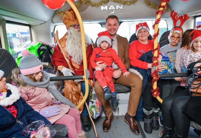 Sveti Nikola dijelio bombone mališanima u gradskim autobusima