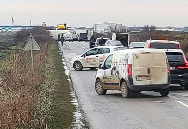 Stara Pazova: Prevrnuo se autobus pun đaka