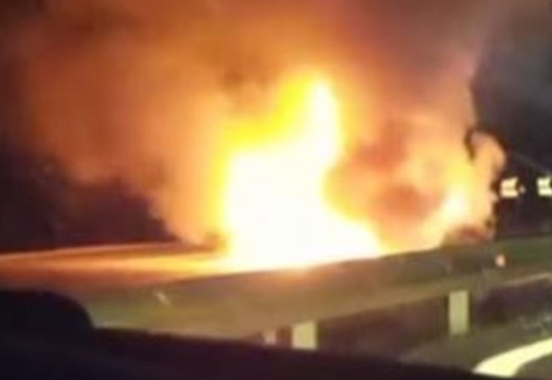 Automobil se zapalio nakon što je probio ogradu VIDEO