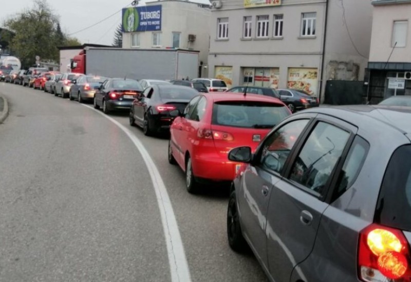 STIŽE DIJASPORA Dva granična prelaza u BiH od jutros opterećena