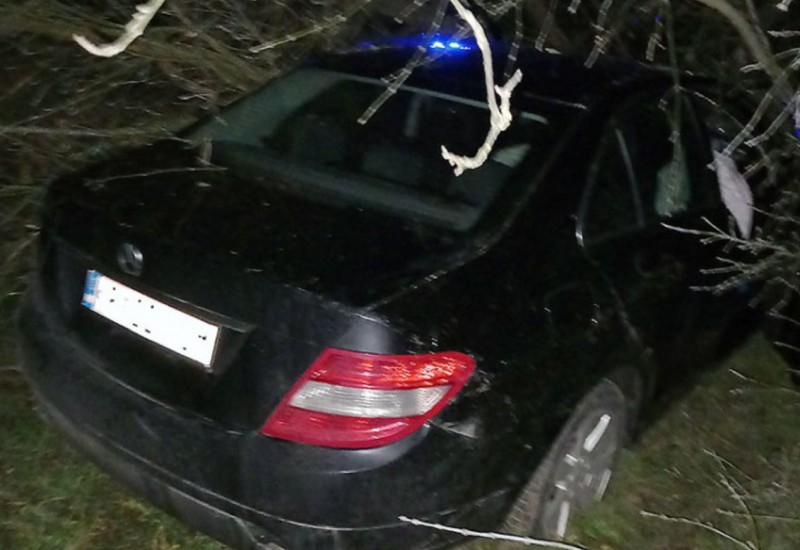 Mercedesom uletio u dvorište