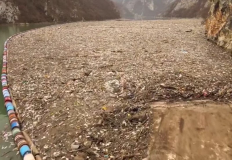 Ekološki problem u Srpskoj: Plutajući otpad prekrio rijeku Drinu (VIDEO)