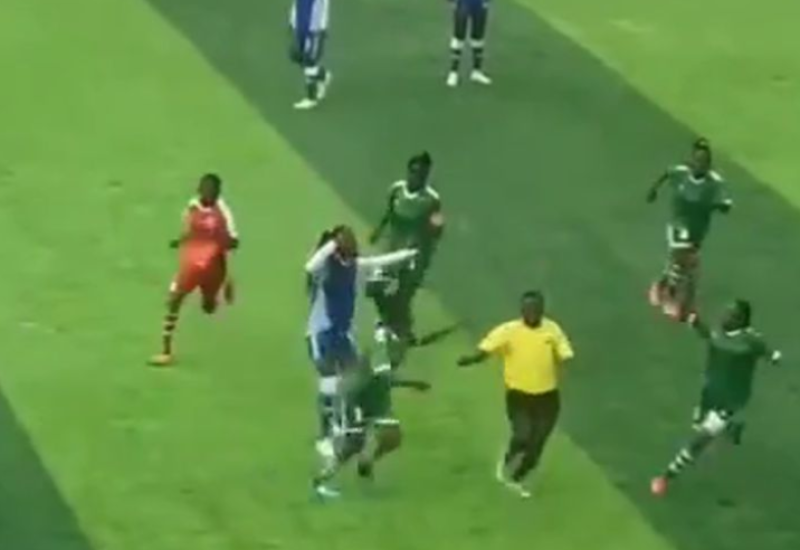 Fudbalerke prebile sudiju jer im nije svirao penal (VIDEO)