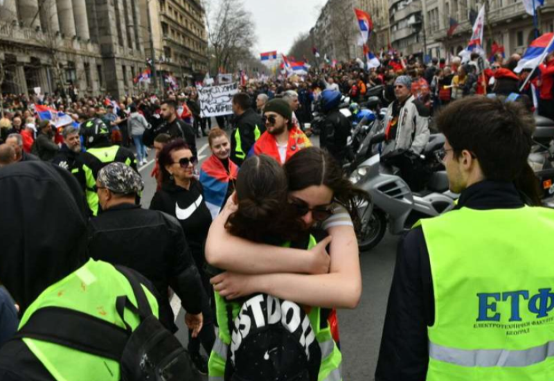 Učesnici beogradskog protesta traže pomoć zbog glavobolje i zujanja u ušima