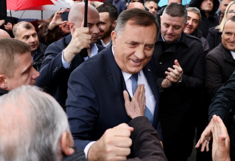 Dodik stigao u sud: Dočekan aplauzom, uz povike “Mile, Mile!” (VIDEO)