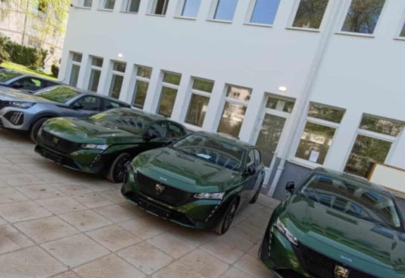 Dok radnici dočekuju praznike bez plata, uprava ŽRS kupila nova auta