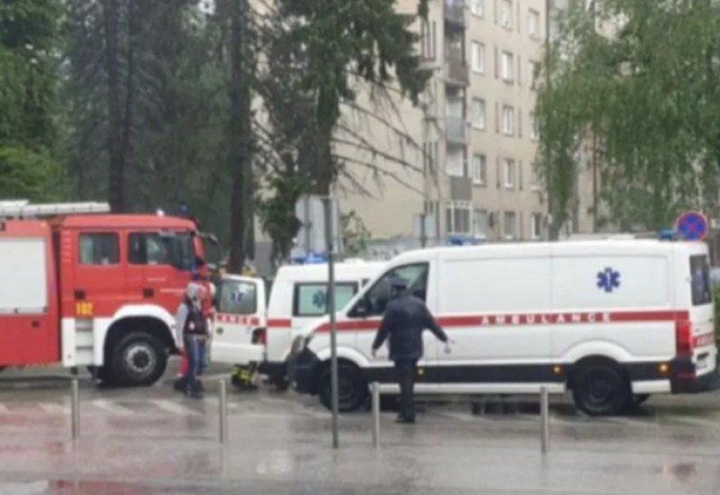 Na respiratoru zbog teških povreda! Žena na koju je palo drvo bori se za život
