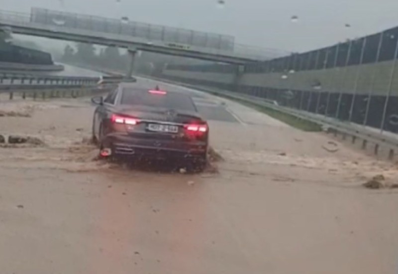 Bujica preko autoputa Banjaluka-Doboj: Voda nanijela mulj i kamenje