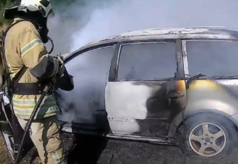 Vatra “progutala” automobil! Buktinja na putu uznemirila vozače (VIDEO)