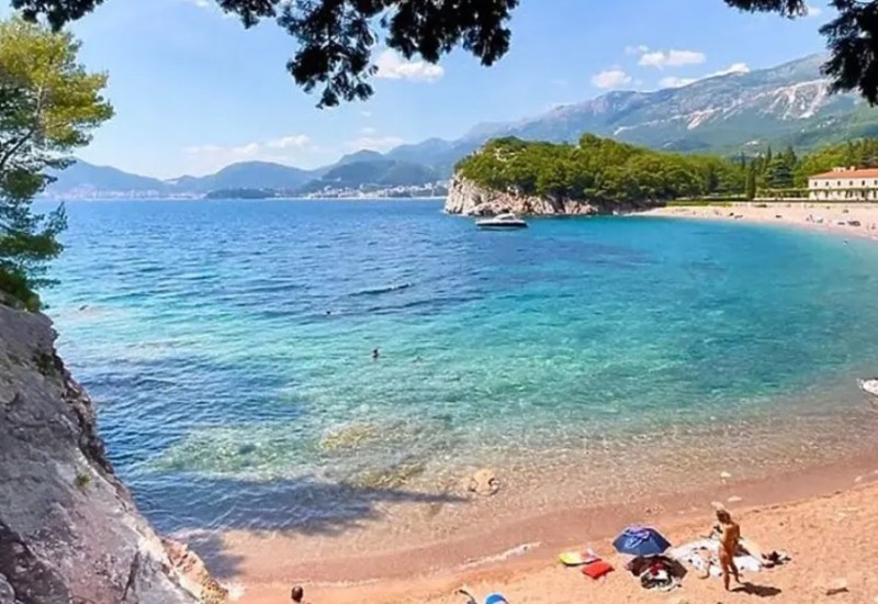 Na ovoj plaži u Crnoj Gori ležaljka košta 200 evra