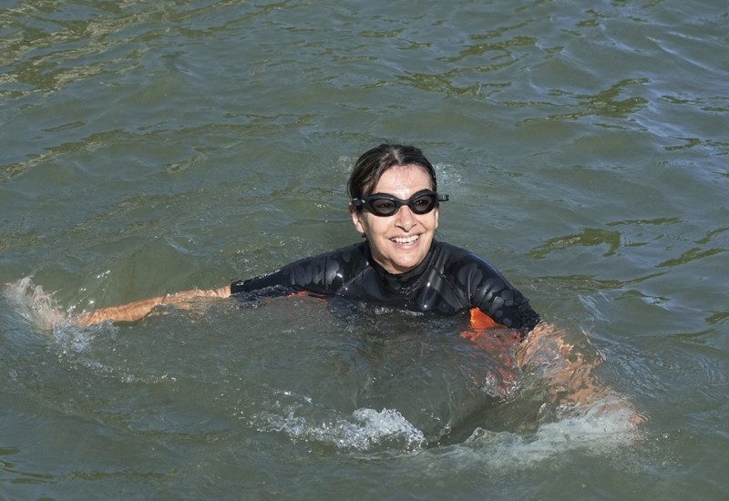 Gradonačelnica Pariza plivala u Seni da dokaže da je čista (FOTO)