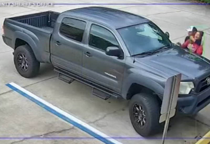 UZNEMIRUJUĆI VIDEO Snimljen pokušaj otmice žene usred dana: Evo kako se odbranila