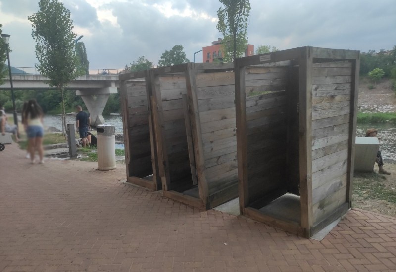 Kupači ogorčeni jer su i dalje neobnovljene kabine za presvlačenje