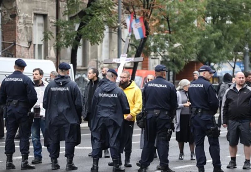 Učesnik litija oteo LGBT zastavu, policija ga privela