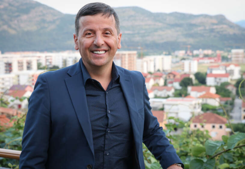"Malo piskav, ALI SPECIFIČAN" Vukanović ocijenio da li Stevandiću bolje ide pjevanje ili vođenje Skupštine