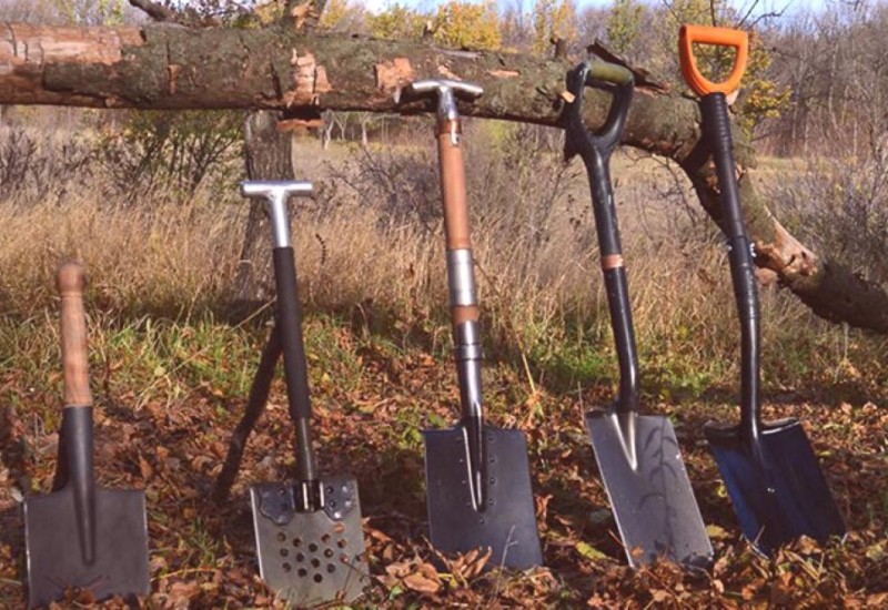 Drškom lopate pretukao grobara