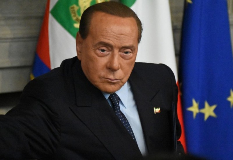 Berluskoni oslobođen optužbe za mito