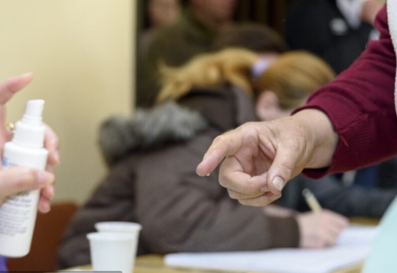 Šta je u spreju kojim nam prskaju kažiprst kada izlazimo na glasanje?