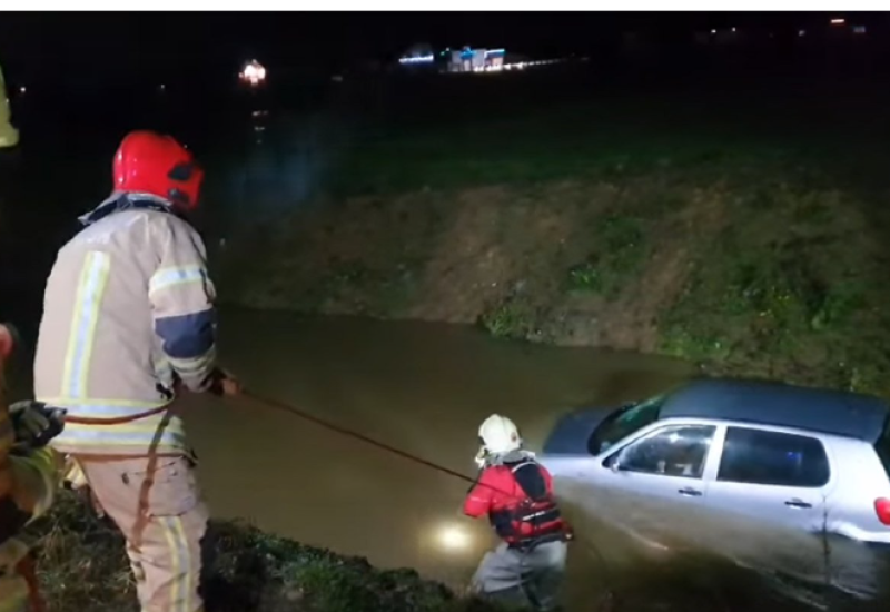 Polom sletio i završio u rijeci, izvlačili ga vatrogasci (VIDEO)