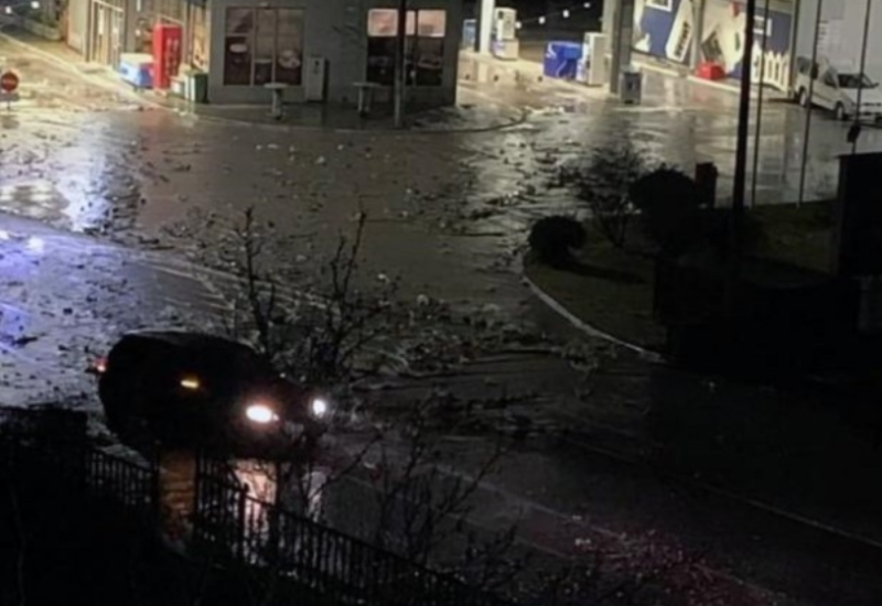 Centar Konjica preplavljen, saobraćaj otežan